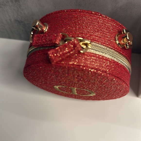 DIOR NEW GWP VANITY CASE CAN BE CONVERTED TO A BAG. CHAIN NOT INCLUDED. - Picture 11 of 11
